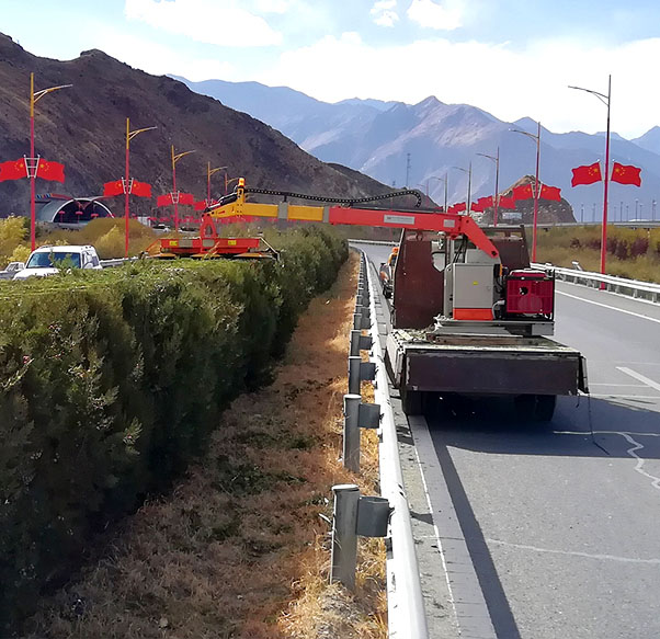 兩種結(jié)構(gòu)型式的比較——折臂式與伸縮臂式綠籬修剪機(jī)