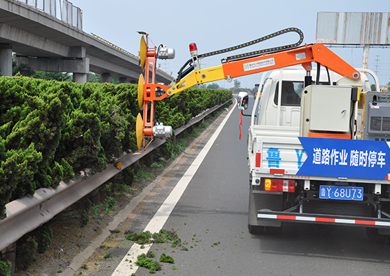 車載式綠籬修剪機要仔細查看機體各部